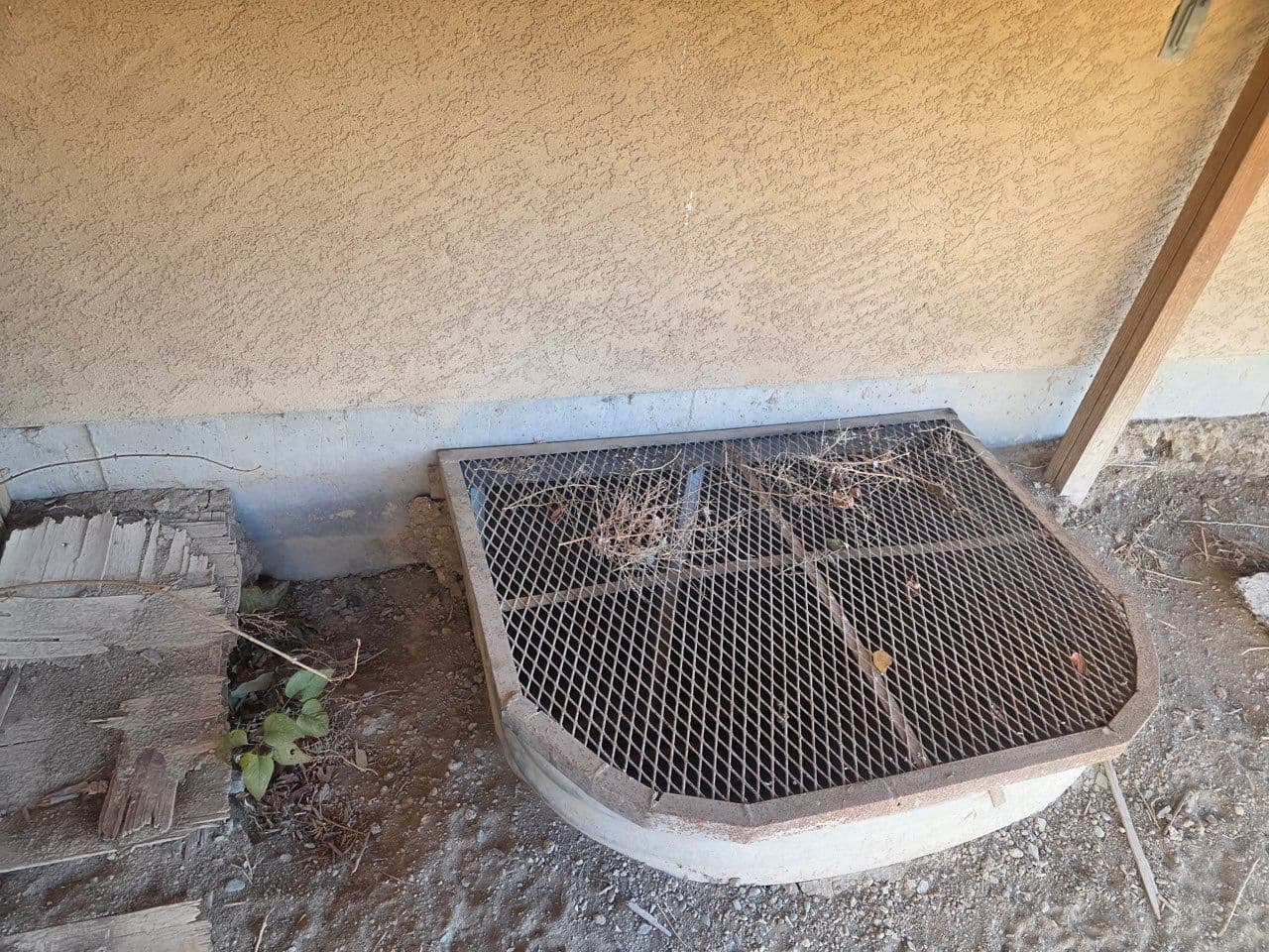 Gallery photos for Spotting and Fixing Window Well Leaks: Image #2